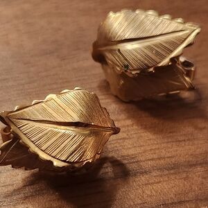 Vintage GIOVANNI Signed Gold Tone Leaf Clip On Earrings Demure